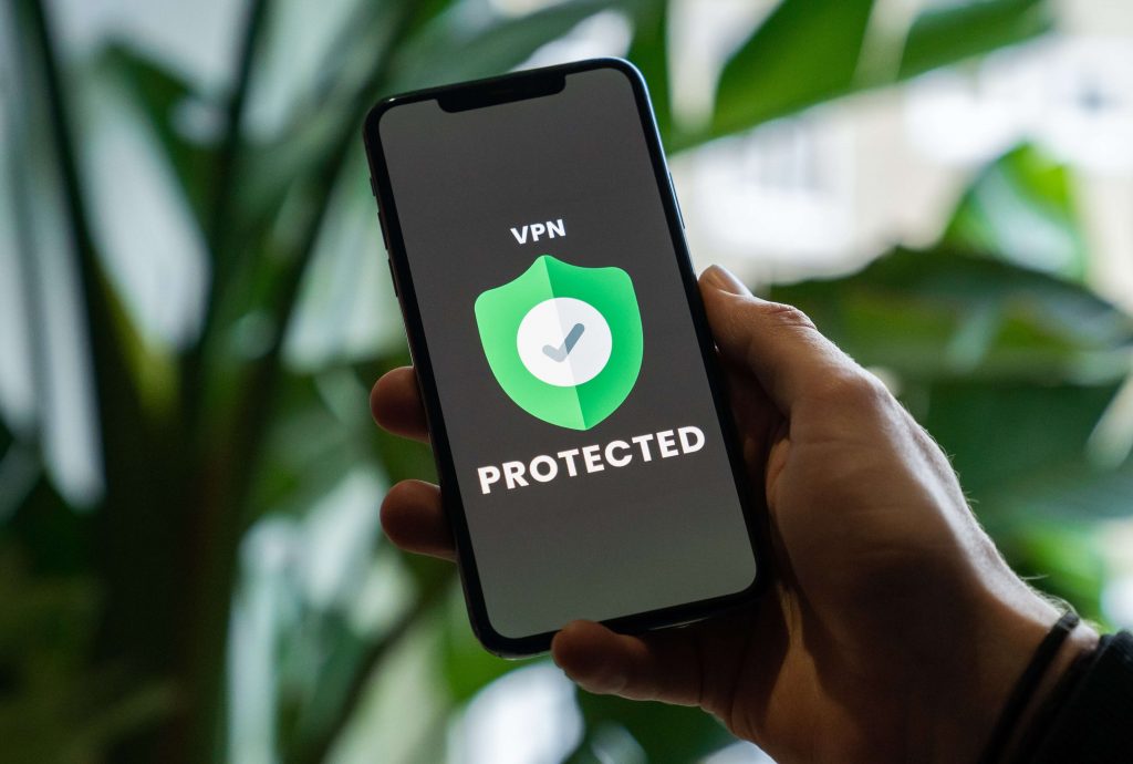 Telefon z napisem "VPN protected"
